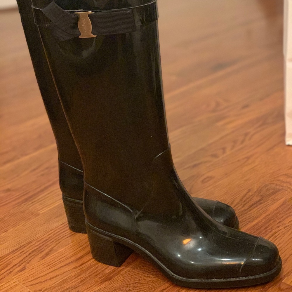Ferragamo AUTHENTIC Rain Boots. Pull On size 8